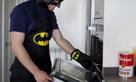 Lo conoció por Tinder, fue a la casa y la recibió disfrazado de Batman Lo conoció por Tinder, fue a la casa y la recibió disfrazado de Batman