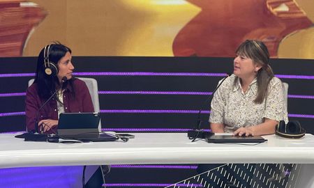 Titi Barletta junto a Noelia Carrizo, docente destacada por su compromiso ambiental en la escuela Alberto Monti. Titi Barletta junto a Noelia Carrizo, docente destacada por su compromiso ambiental en la escuela Alberto Monti.