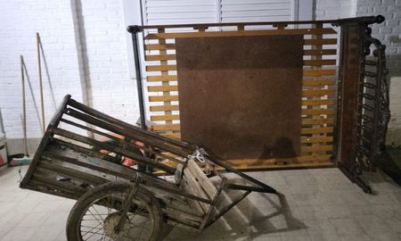 Tanto la cama como las mesitas de luz fueron cargadas por los ladrones en un carro con dos ruedas. Tanto la cama como las mesitas de luz fueron cargadas por los ladrones en un carro con dos ruedas.