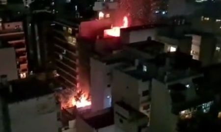 El fuego se desató cerca de las 23.40 en un departamento del piso 22 de un inmueble ubicado en calle Palpa 2390. El fuego se desató cerca de las 23.40 en un departamento del piso 22 de un inmueble ubicado en calle Palpa 2390.