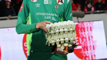 Fútbol insólito: fue figura del partido y recibió 4 maples de huevos como premio