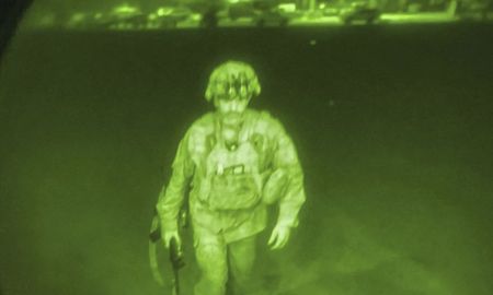 El Mayor General Chris Donahue fue el último soldado estadounidense en retirarse de Afganistán. El Mayor General Chris Donahue fue el último soldado estadounidense en retirarse de Afganistán.