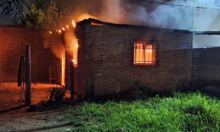 Tras una discusión, un hombre prendió fuego la casa de su hermana en Sauce Viejo. Tras una discusión, un hombre prendió fuego la casa de su hermana en Sauce Viejo.