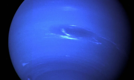 Neptuno es el octavo planeta del sistema solar y el último en términos de distancia desde el Sol. Es un gigante gaseoso, similar en composición a Urano, y es conocido por su color azul intenso debido a la presencia de metano en su atmósfera. Neptuno es el octavo planeta del sistema solar y el último en términos de distancia desde el Sol. Es un gigante gaseoso, similar en composición a Urano, y es conocido por su color azul intenso debido a la presencia de metano en su atmósfera.