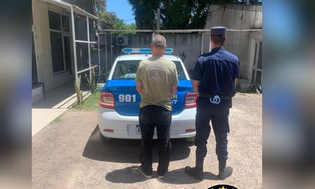 El imputado junto a personal policial de la ciudad de Paraná. El imputado junto a personal policial de la ciudad de Paraná.