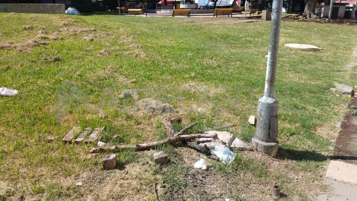 Los vecinos denuncian el abandono en la Plaza del Soldado.