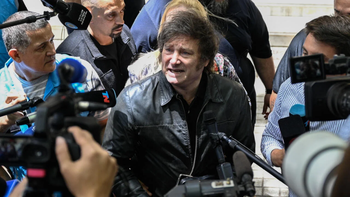 El mandatario arremetió contra periodistas con términos degradantes. Exigió a las autoridades del medio que paguen por lo que consideró un “delito grave”.