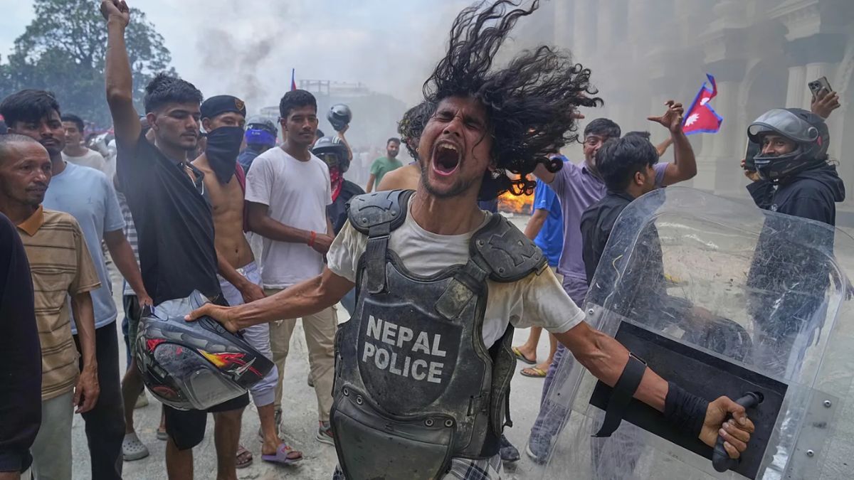 Jóvenes encabezaron las protestas que derivaron en graves disturbios en Katmandú, capital de Nepal. Jóvenes encabezaron las protestas que derivaron en graves disturbios en Katmandú, capital de Nepal.