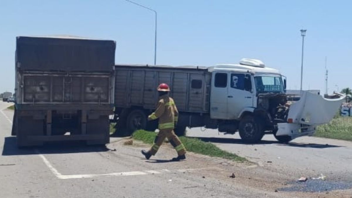 Así quedó el camión involucrado con el auto de Colón. Así quedó el camión involucrado con el auto de Colón.