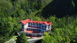 La Reserva Natural Villavicencio protege las fuentes de agua mineral que fluyen desde la montaña, garantizando la pureza de un recurso vital para la región.