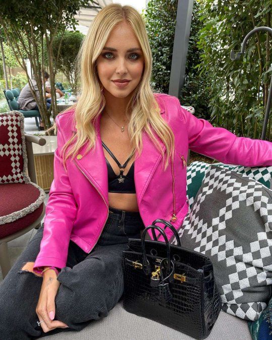 Sus apuestas de moda deslumbran a su público digital.