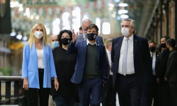 El acto desarrollado en la Universidad Nacional de Lanús fue encabezado por el presidente de la Nación, Alberto Fernández, que estuvo acompañado por la ministra de Salud, Carla Vizzotti; la vicegobernadora Verónica Magario, y el ministro de Salud provincial, Daniel Gollan, entre otros funcionarios.