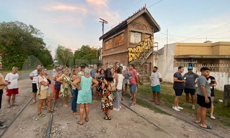 Los vecinos se convocaron en la esquina de Pedro Díaz Colodrero y Mitre, de la ciudad de Santa Fe. Los vecinos se convocaron en la esquina de Pedro Díaz Colodrero y Mitre, de la ciudad de Santa Fe.