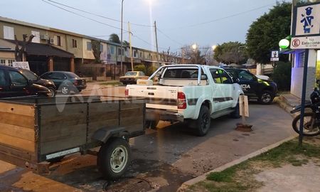 El vehículo en el que circulaban los detenidos acusados de provocar incendios en la colectora de acceso a barrio El Pozo. El vehículo en el que circulaban los detenidos acusados de provocar incendios en la colectora de acceso a barrio El Pozo.