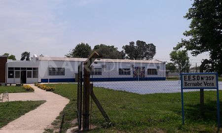 La escuela secundaria de Marcelino Escalada está ubicada a unos metros de la vieja estación de Ferrocarril y cuenta con dos patios descubiertos. La escuela secundaria de Marcelino Escalada está ubicada a unos metros de la vieja estación de Ferrocarril y cuenta con dos patios descubiertos.