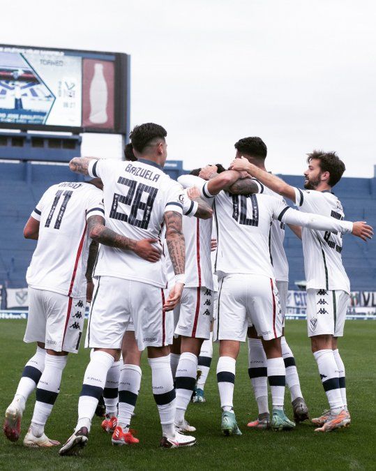 Vélez cortó su sequía goleadora y arrolló a Lanús.