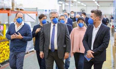 Fernández junto a Kicillof recorrieron la planta Delta Plus, que está fabricando barbijos y protectores visuales utilizados para evitar contagios. Fernández junto a Kicillof recorrieron la planta Delta Plus, que está fabricando barbijos y protectores visuales utilizados para evitar contagios.