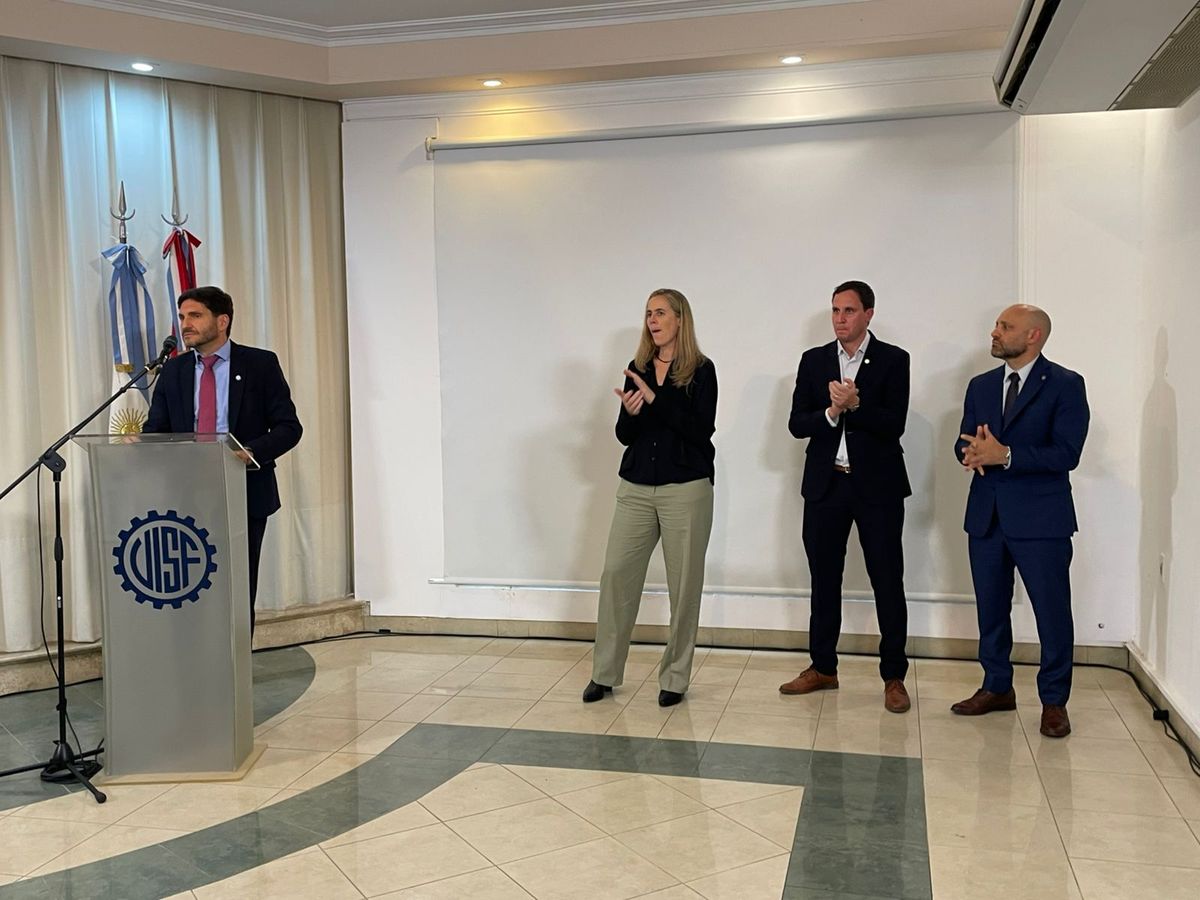 El gobernador Maximiliano Pullaro participó del acto por el Día de la Industria en la UISF. El gobernador Maximiliano Pullaro participó del acto por el Día de la Industria en la UISF.