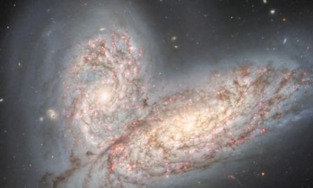 Un estudio publicado en la revista Nature sugiere cambios en las predicciones sobre la colisión futura de la Vía Láctea y Andrómeda. Un estudio publicado en la revista Nature sugiere cambios en las predicciones sobre la colisión futura de la Vía Láctea y Andrómeda.