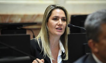La lista de delitos que se le imputan a la senadora de la UCR es larga: coacción, encubrimiento agravado, abuso de autoridad, violación de deberes de funcionario público y apología del crimen. La lista de delitos que se le imputan a la senadora de la UCR es larga: coacción, encubrimiento agravado, abuso de autoridad, violación de deberes de funcionario público y apología del crimen.