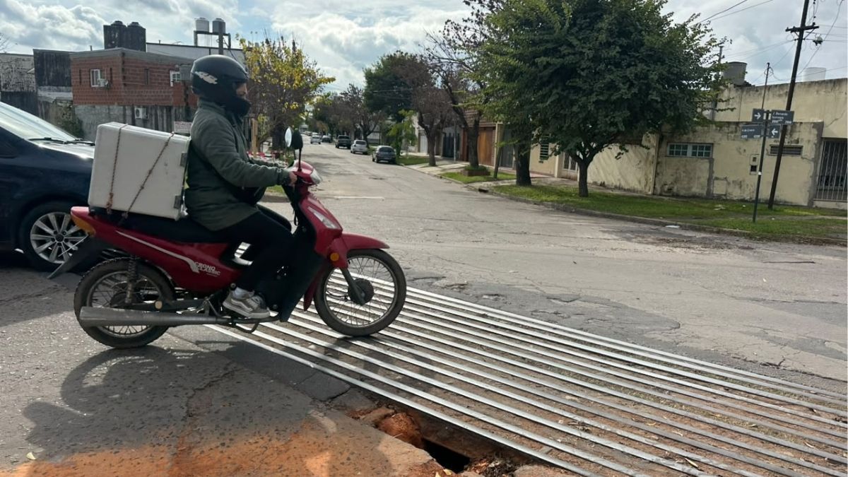 El móvil de AIRE recorrió el lugar tras recibir alertas de vecinos que advirtieron sobre el estado del terreno. El móvil de AIRE recorrió el lugar tras recibir alertas de vecinos que advirtieron sobre el estado del terreno.