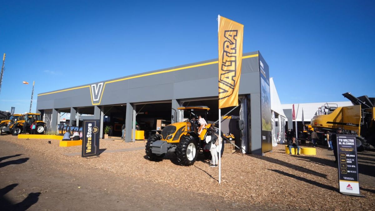 El impactante stand de Valtra en Agroactiva 2025.
