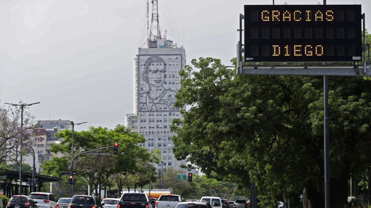 El mensaje "Gracias Diego" se reflejó en una gran cantidad de calles porteñas. 
