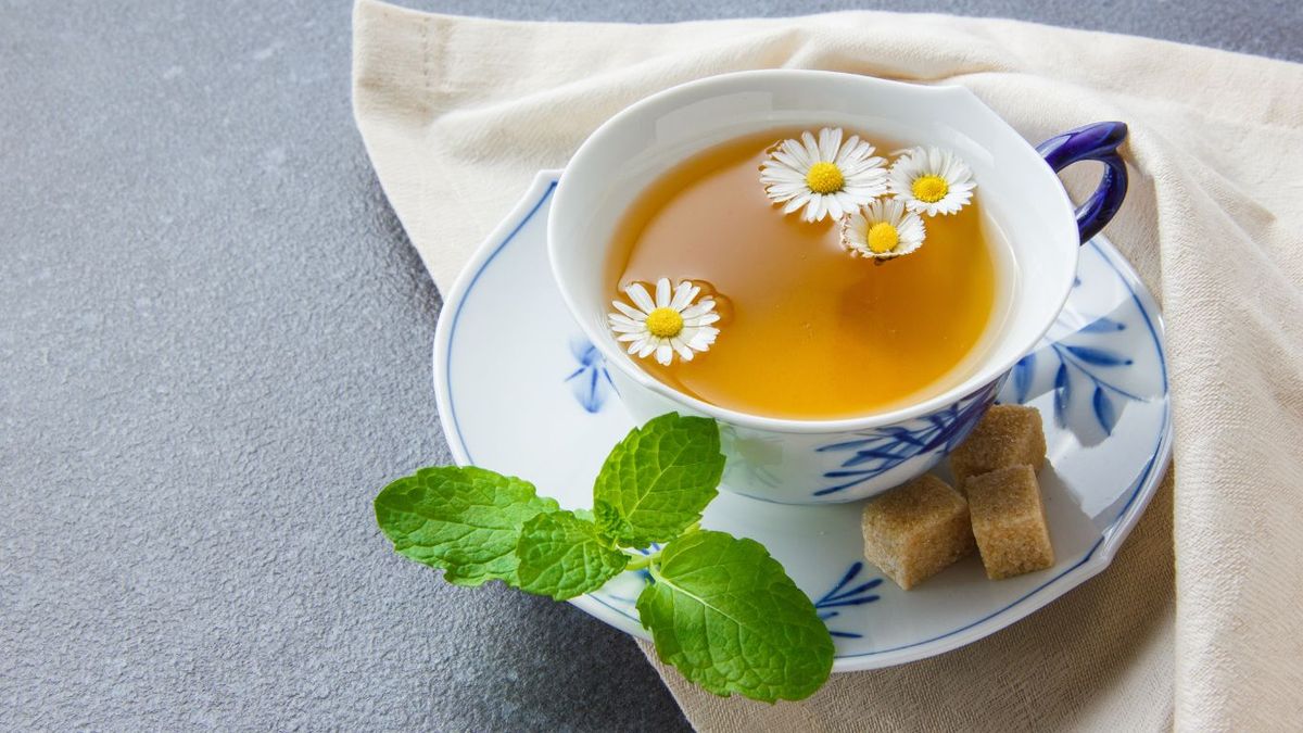 Una taza de té de manzanilla con limón y cúrcuma, el secreto natural para un rostro descansado y sin ojeras. Una taza de té de manzanilla con limón y cúrcuma, el secreto natural para un rostro descansado y sin ojeras.