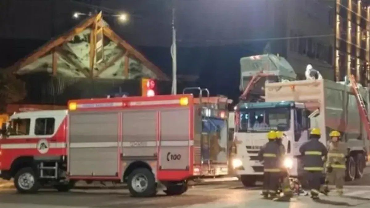 Horror en Bariloche: dormía en un contenedor y murió aplastado por la compactadora un camión recolector