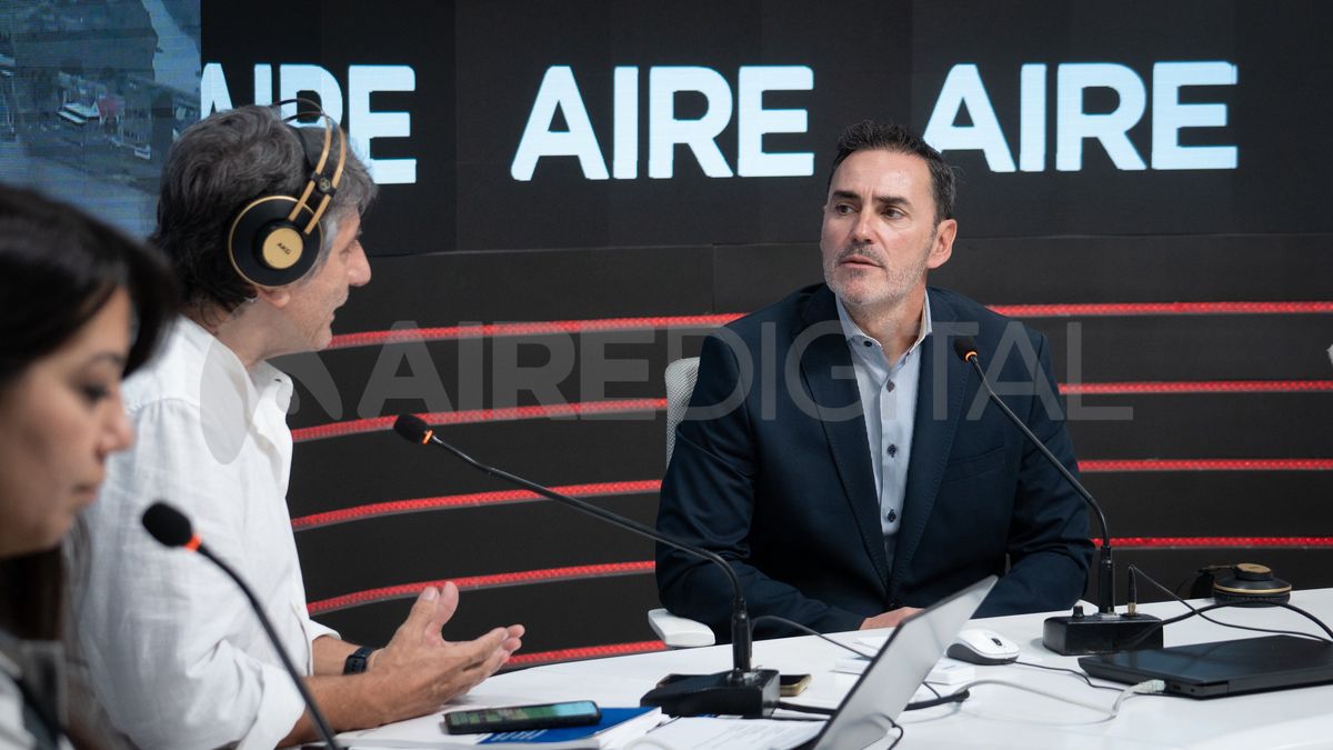 El doctor Hugo Javier Imhoff, especialista en cirugía general y en endoscopia digestiva, referente en la región y el país, visitó los estudios de AIRE. El doctor Hugo Javier Imhoff, especialista en cirugía general y en endoscopia digestiva, referente en la región y el país, visitó los estudios de AIRE.