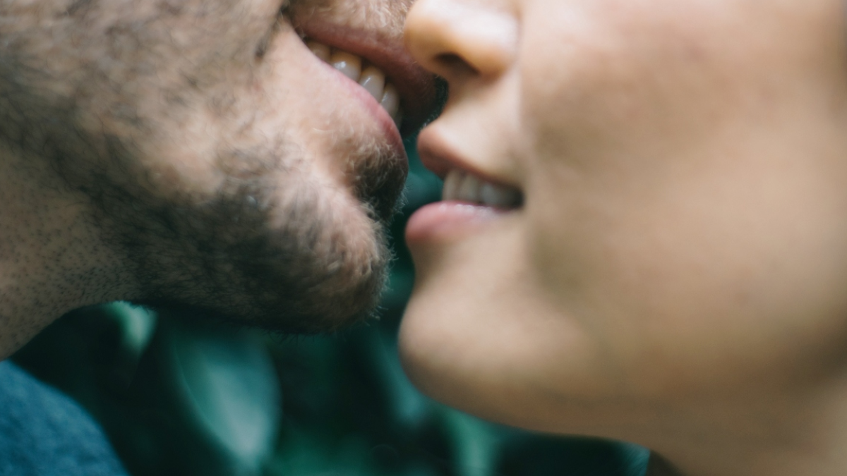 Beso de Singapur es conocido como pompoir o kabazza.