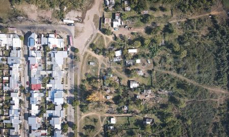 En barrio El Pozo, se multiplican las viviendas construidas sobre el talud y fuera del anillo defensivo a la altura de Los Alisos. Un asentamiento que preocupa a los vecinos, en terrenos que están cubiertos de agua en tiempos de crecida. En barrio El Pozo, se multiplican las viviendas construidas sobre el talud y fuera del anillo defensivo a la altura de Los Alisos. Un asentamiento que preocupa a los vecinos, en terrenos que están cubiertos de agua en tiempos de crecida.