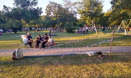 Cayó una antena en el Parque Federal cerca de la gente. Cayó una antena en el Parque Federal cerca de la gente.
