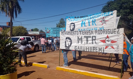 Misiones: vecinos armados con palos se cruzaron con manifestantes que querían cortar una avenida Misiones: vecinos armados con palos se cruzaron con manifestantes que querían cortar una avenida