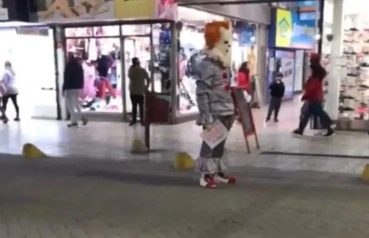 No sería un artista callejero, ni pide dinero a cambio de fotos. Aterroriza a todos con su mirada y su aspecto espantoso mientras permanece inmóvil en la peatonal de Lanús.
