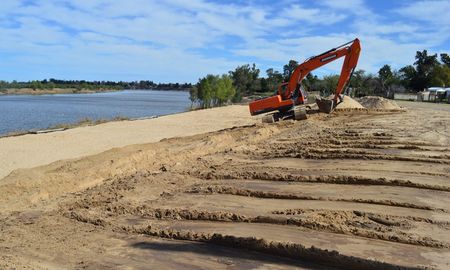Las cuadrillas comunales están abocadas a la construcción delo que será, a futuro, la primera playa pública y la Costanera de Sauce Viejo. Las cuadrillas comunales están abocadas a la construcción delo que será, a futuro, la primera playa pública y la Costanera de Sauce Viejo.
