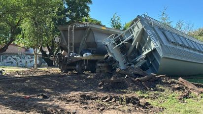 Santa Fe: el lunes llegan las grúas que removerán los vagones del tren descarrilado