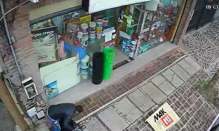 Salvaje robo a una jubilada en Ciudad Evita: el delincuente la tiró al piso y la baleó en una pierna Salvaje robo a una jubilada en Ciudad Evita: el delincuente la tiró al piso y la baleó en una pierna