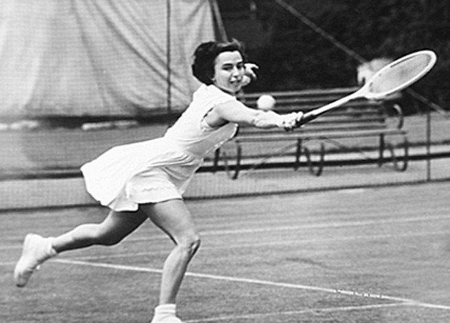 Según su biógrafo, Roberto Andersen, la tenista rosarina poseía un gran revés y un mejor drive y, su juego, era de base largo y de gran movilidad. Su volea era buena también y, en los courts, su estilo ofensivo y su sobresaliente condición física le permitían sostener encuentros de largo aliento.