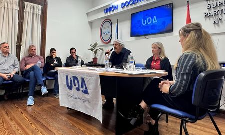 El Gobierno de Santa Fe debe convocar de manera urgente a paritaria a las y los docentes del Estado para discutir salarios, dijeron desde UDA. El Gobierno de Santa Fe debe convocar de manera urgente a paritaria a las y los docentes del Estado para discutir salarios, dijeron desde UDA.
