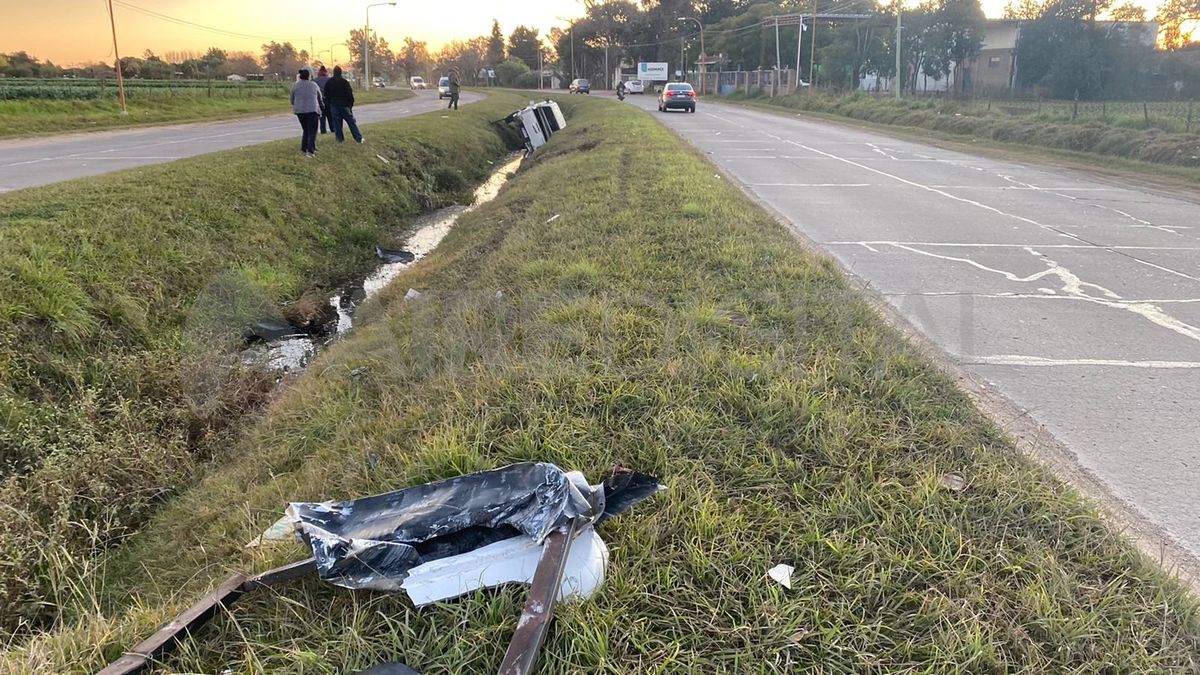 El conductor de la camioneta chocó un cartel y volcó en el zanjón central.