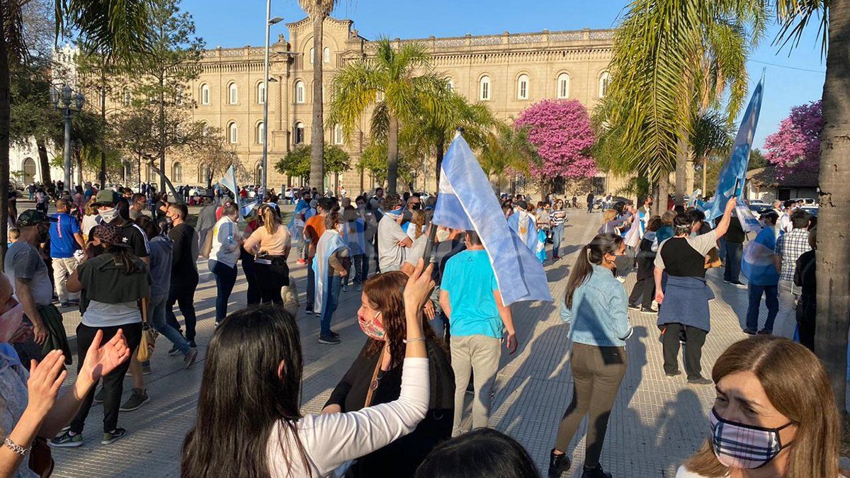 Con banderas y carteles