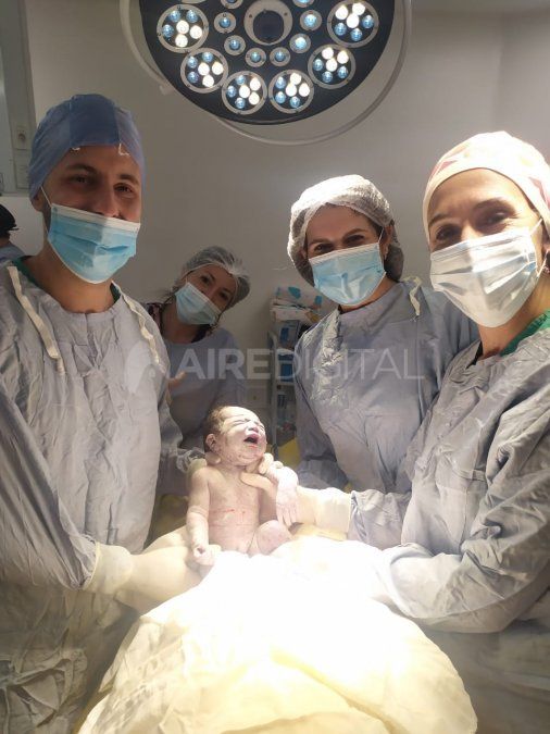 Los médicos y enfermeras del Iturraspe junto a Giuliana y su mamá anoche el Hospital Iturraspe.