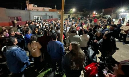 Tras el reclamo de vecinos de Sauce Viejo en barrio Santa Teresita, Mario Papaleo se presentó a Fiscalía este martes para solicitar una audiencia. Tras el reclamo de vecinos de Sauce Viejo en barrio Santa Teresita, Mario Papaleo se presentó a Fiscalía este martes para solicitar una audiencia.