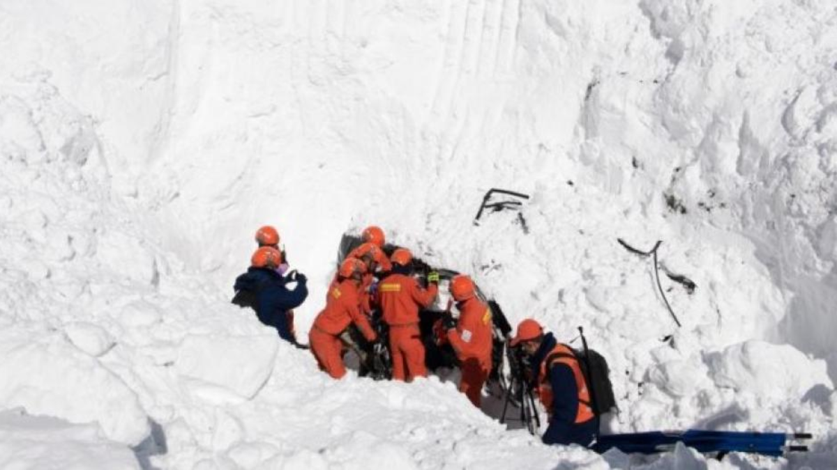 La avalancha de nieve dejó un saldo de al menos 28 muertos.