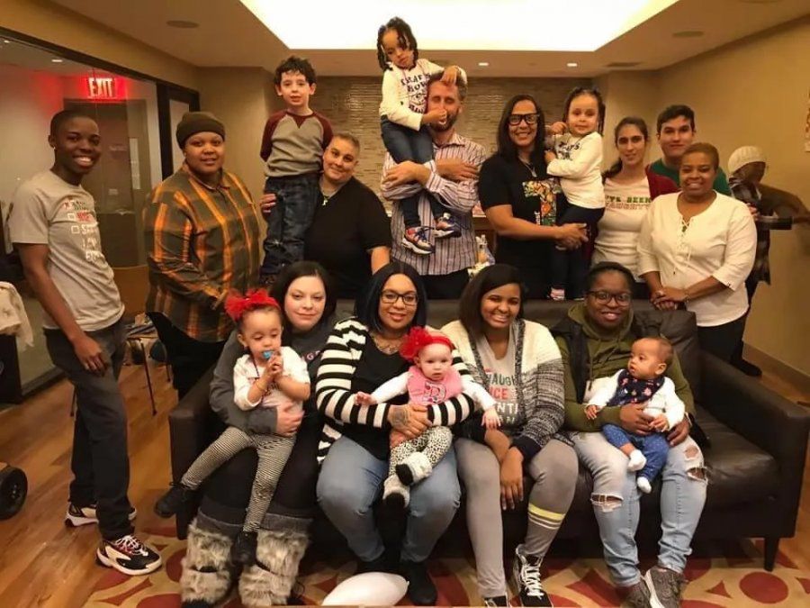 Ari Nagel junto a varias de sus mujeres e hijos.