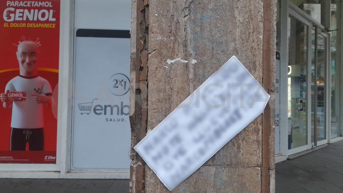 La peatonal Córdoba de Rosario amaneció empapelada con notas amenazantes al gobernador Pullaro y el intendente Javkin.&nbsp;