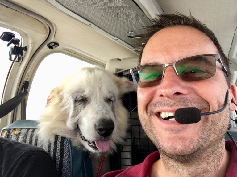 Compró un avión para rescatar a cientos de perros a punto de ser sacrificados