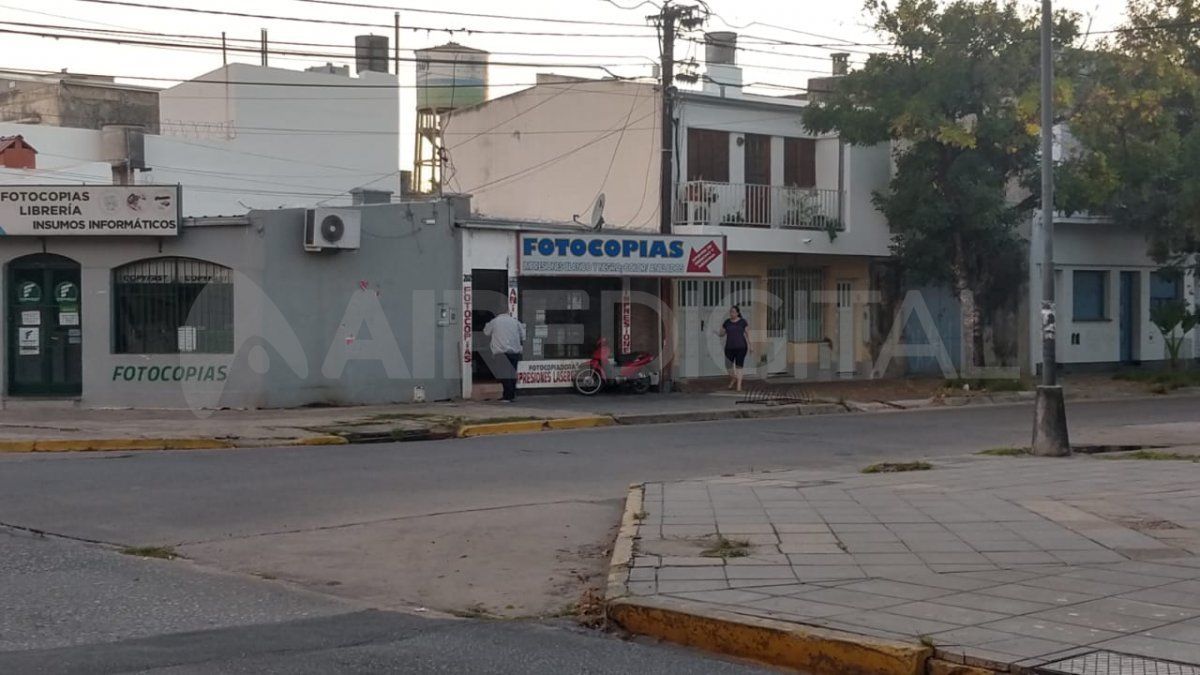 Dos ladrones entraron a la fotocopiadora ubicada sobre Cándido Pujato casi San jerónimo