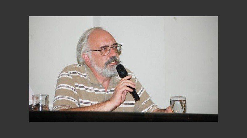 Enrique Barés, es psicólogo y profesor jubilado. Fue secretario académico de la Universidad Nacional de Rosario (UNR). 